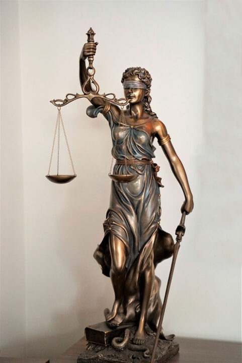 Ofrecemos un servicio legal integral a las empresas y autónomos